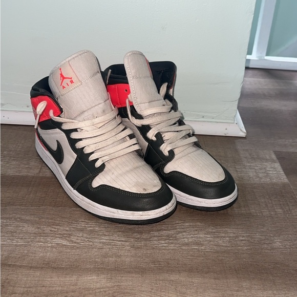 Nike Black Red Sneakers High-Top Style - Picture 1 of 1